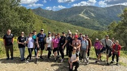 Больше 50 сахалинцев поднялись на вершину горы Большевик по эко-тропе «Восьмерка» 