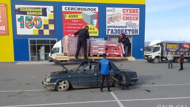 «Когда зажал деньги на доставку»: сахалинцев насмешила груженная цементом «Волга»