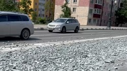 Насыпь из щебня заблокировала путь водителям на улице Горького в Южно-Сахалинске