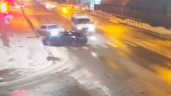 Водитель Mitsubishi Lancer «подрезал» соседний автомобиль и спровоцировал аварию в Южно-Сахалинске