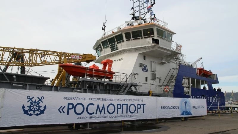 На Сахалине «Росморпорт» обязал базу флота доставить 44-летнюю баржу «своим ходом» 