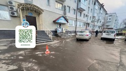 Женщину предпенсионного возраста сбила водитель седана во дворе Южно-Сахалинска