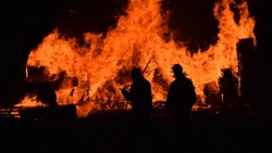 Огонь охватил бесхозное здание посреди ночи в Смирных