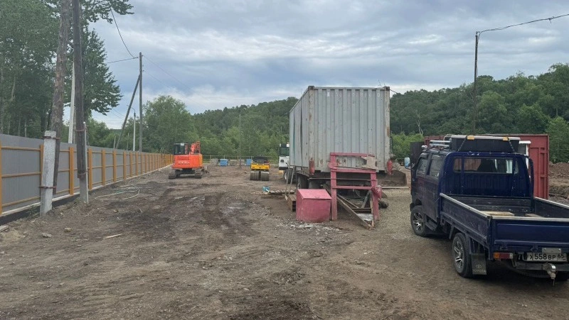 Стройматериалы доставили к месту возведения очистных сооружений в Поронайском округе