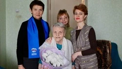 Члены «Единой России» в Томари поздравили жительницу блокадного Ленинграда