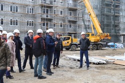 Зампред правительства Олонцев похвалил строителей дороги в Углегорском районе