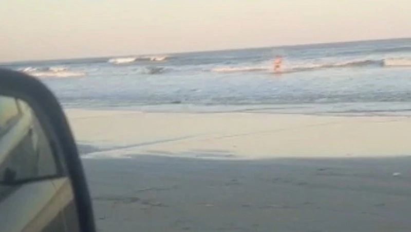 В центре Сахалина «горячие парни» открыли купальный сезон — ВИДЕО