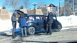 Перекупщики торгуют тюльпанами втридорога в стихийных точках Южно-Сахалинска   