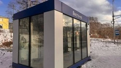 Бомжи, поселившиеся в новой «теплой» остановке в сахалинском селе Весточка, пугают детей