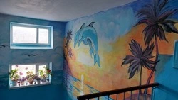 Подъезд дома в Александровске-Сахалинском украсили дельфины и корабли