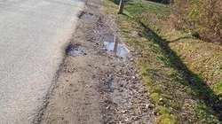 «Дети ходят мимо проносящихся автомобилей!»: жители Долинска пожаловались на опасную тропинку