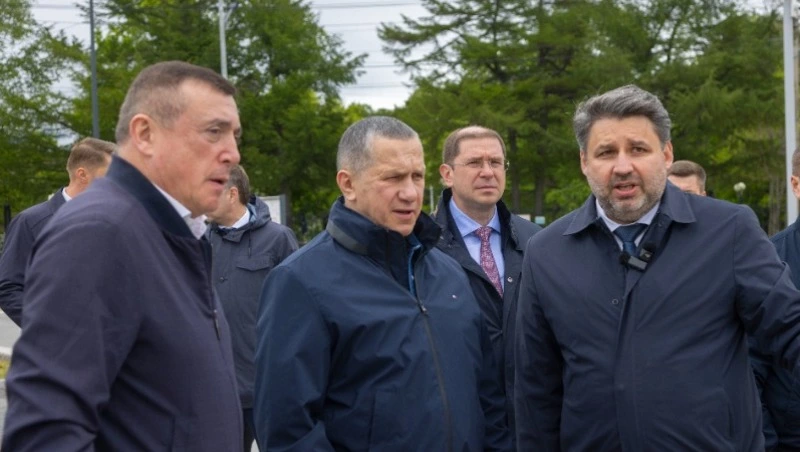 Юрий Трутнев и Валерий Лимаренко проверили благоустройство набережной Рогатки в Южно‑Сахалинске