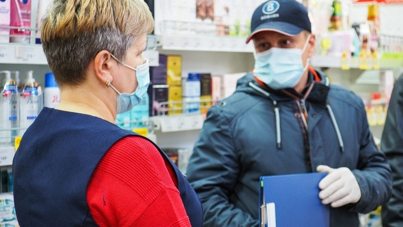 Роспотребнадзор собрался в рейды на предприятия. Будут ловить уклонистов от вакцинации