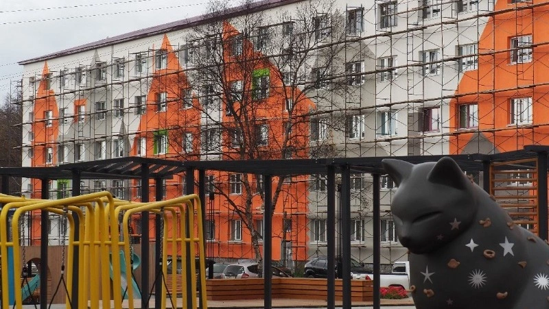 Капремонт фасадов пяти домов в Корсакове вышел на финальный этап