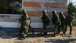 Военных Сахалина и Курил тренируют вести бой в городских условиях