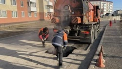 Каждые сутки на ремонт дорожных ям в Корсакове расходуют три тонны асфальтобетонной смеси