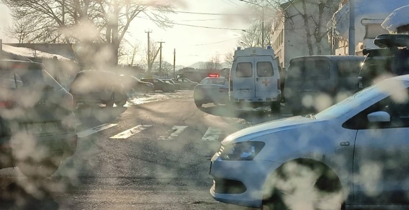 Женщина попала под колеса машины в Южно-Сахалинске