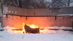 Мусорный бак сгорел дотла в дворе дома на проспекте Мира в Южно-Сахалинске