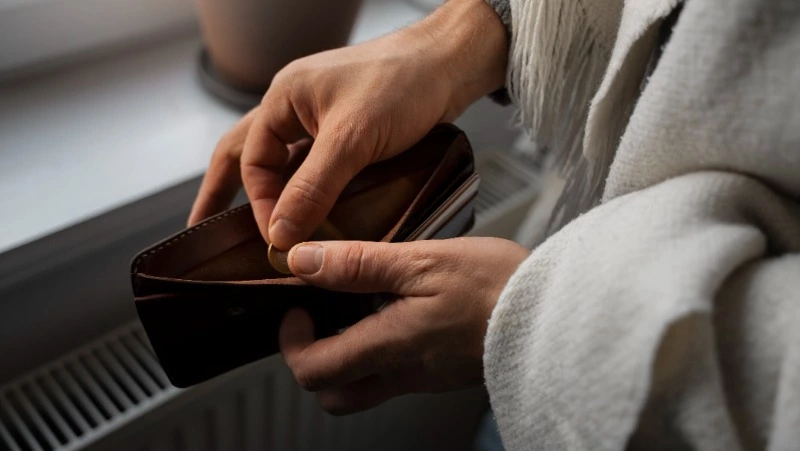 Жительница Южно-Сахалинска украла кошелек с деньгами у спящей знакомой 