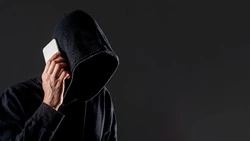 Сахалинка дала мошенникам доступ к телефону и потеряла более 250 тысяч рублей