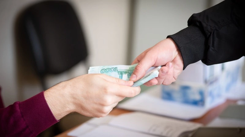 На Сахалине мигрант дважды пытался подкупить сотрудника ДПС и заработал себе уголовку