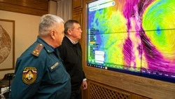 Мощный циклон не отступает от Сахалина: ликвидация последствий стихии продлится всю ночь