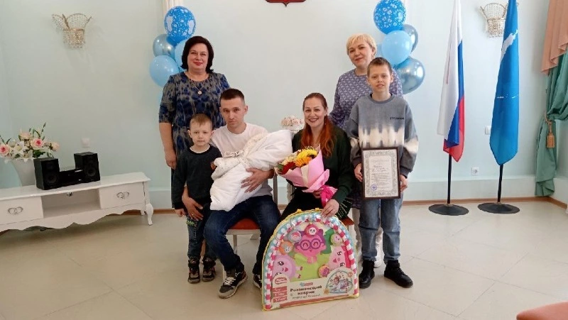 Семейные традиции: в Долинске родился третий сын, названный в честь отца и дедов