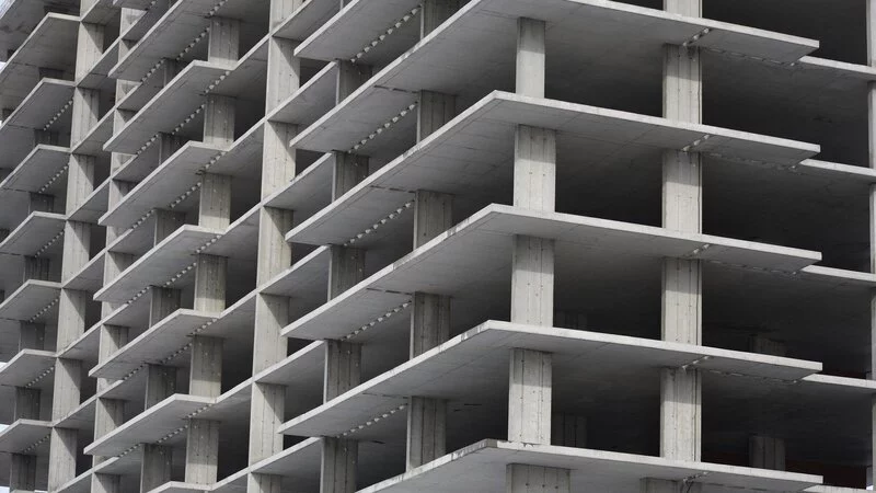 Южносахалинцев просят опознать девушку, которая упала с крыши недостроя и погибла