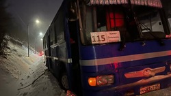 Автобус на маршруте № 115 столкнулся с легковым авто на въезде в Корсаков 16 апреля