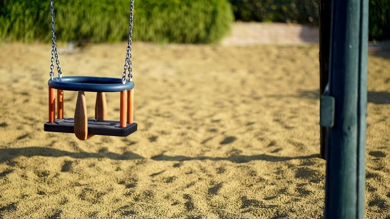 Детскую площадку на юге Сахалина, где пострадал подросток, проверяют мэрия и прокуратура