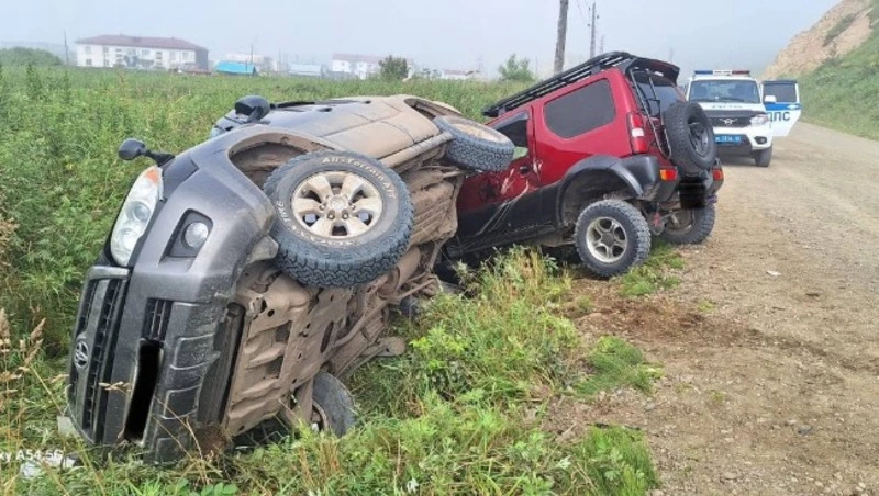 Девушка-водитель врезалась во встречную машину и перевернулась в кювет в Углегорском районе