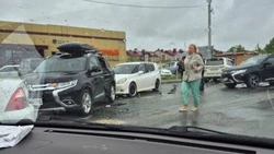 Тройное ДТП спровоцировало пробку на перекрестке Сахалинская — Холмское шоссе 