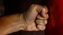 Автомобиль попал под горячую руку расстроенного жителя Холмска