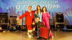 Яркий концерт подарили жителям Углегорска к Международному дню добровольца