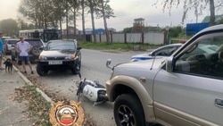 Водитель мопеда въехал в Toyota Land Cruiser Prado в Южно-Сахалинске 10 сентября