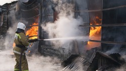Хозпостройки с топливом тушили более трех часов в Тымовском районе
