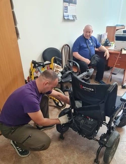 Мужчине починили электроколяску в пункте проката ТСР в Южно-Сахалинске