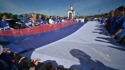 Акция в честь Дня Государственного флага объединила молодежь Сахалинской области 