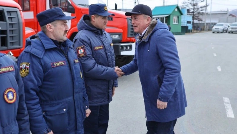 Валерий Лимаренко передал сахалинским пожарным новую технику