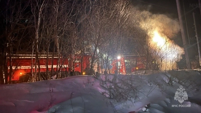 Гараж с автомобилем разгорелся посреди ночи в Охинском районе