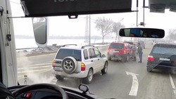 Три автомобиля столкнулись на въезде в Южно-Сахалинск утром 21 марта 