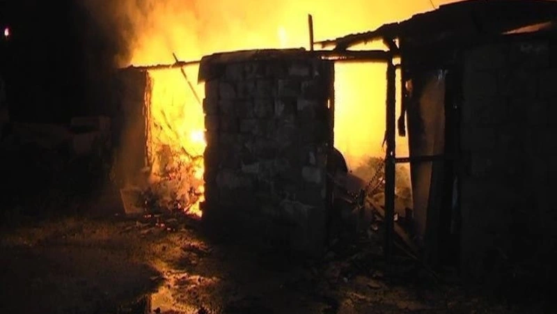 Пожарные потушили мусор в расселенном доме в Ногликах 