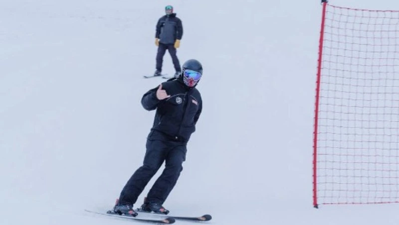 Первый снег — первый спуск: лыжники и сноубордисты открыли сезон на «Горном воздухе»