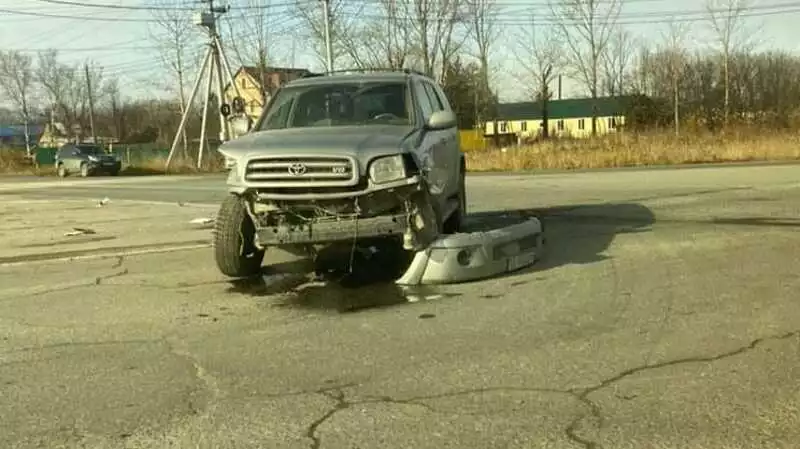 Два Land Cruiser не поделили перекресток в Южно-Сахалинске