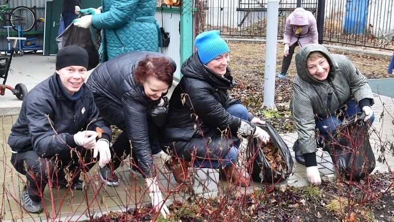 Детские психологи не прогуляли субботник из-за дождя на Сахалине