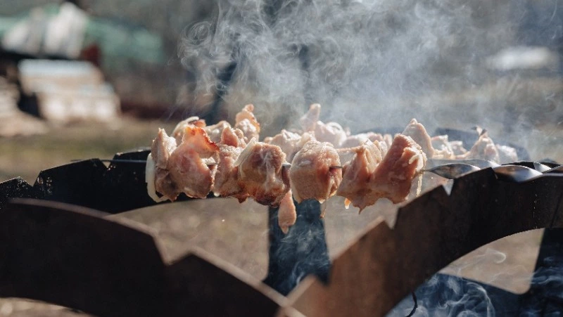 От классики до пива: 10 народных рецептов маринада для идеального шашлыка