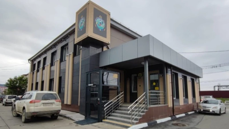 Двухэтажное здание с лифтом и комнатой отдыха построили для моряков на юге Сахалина