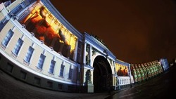 Фотографии с маяком Анива транслировали на Дворцовой площади в Санкт-Петербурге