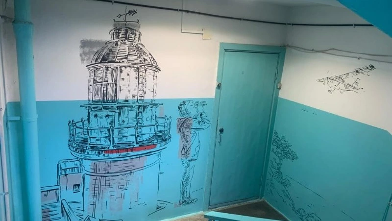 «Взял инициативу в свои руки»: житель Южно-Сахалинска нарисовал маяк Анива в подъезде