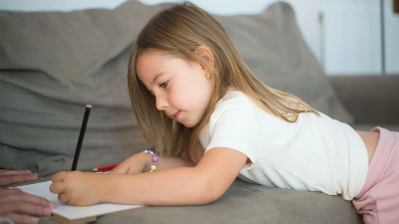 Маленьким левшам не помогают в школах Сахалина. Их мамы недовольны